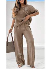 Women's Linen Blend Two-Piece Set With Embroidered Floral Top And Wide Leg Pants - 棕色 - 查看 3