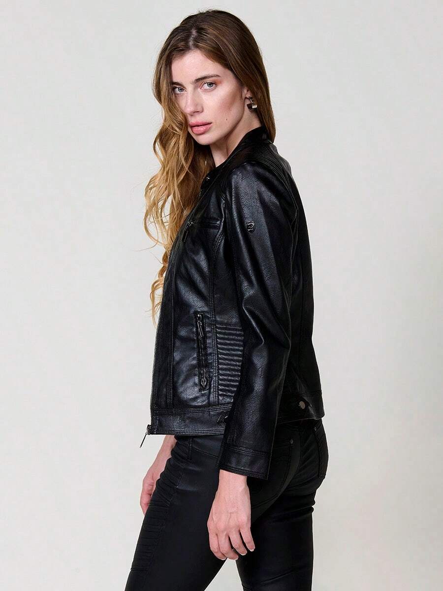 Giacca da motociclista da donna Koroshi in similpelle con collo alla coreana, 100% poliuretano, nera, taglia M. Presenta tasche funzionali, cuciture a vista e polsini regolabili con zip. Un design urbano versatile che aggiunge carattere a qualsiasi outfit casual. - nero - Visualizzare 1