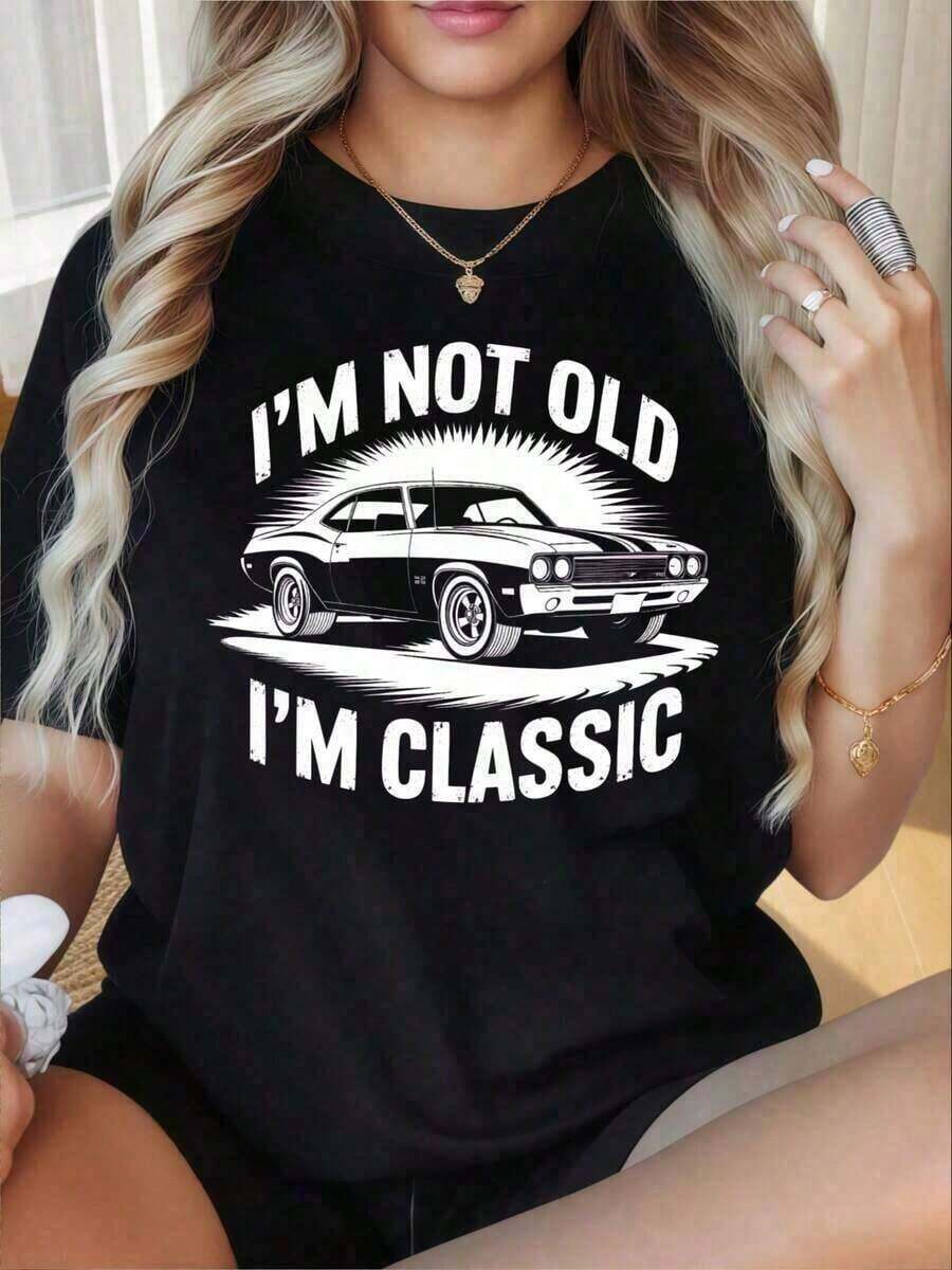 Camiseta de Verano 2026 "No Soy Viejo, Soy un Coche Clásico" para Mujer, Camiseta Vintage con Gráficos de Coches Deportivos, Top Casual Unisex para Entusiastas de los Coches. Las camisetas de mujer con cuello redondo y mangas cortas tienen interesantes estampados, que son adecuadas para fiestas de Navidad, actividades deportivas, fiestas de vacaciones, deportes y otros regalos festivos. Camisetas Holgadas y Cómodas de Verano, Ropa Unisex Estilo Y2K - Perfectas para Vacaciones, Eventos Deportivos y Días Festivos, y una Excelente Opción de Regalo - Negro - Ver 1