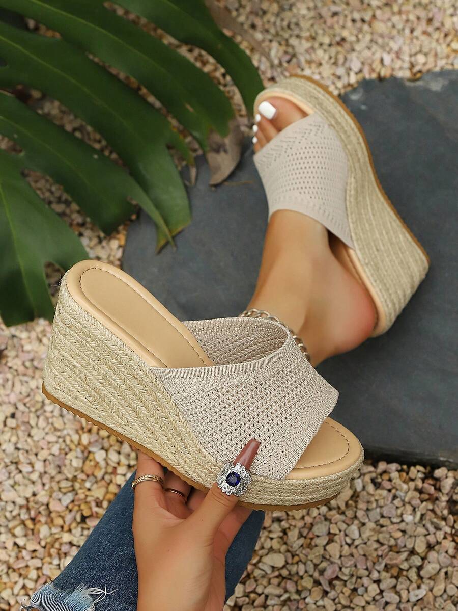 Chinelo feminino de plataforma com sola grossa, modelo Primavera/Verão 2026. Confortável, respirável e ideal para praia, festas, eventos punk, férias e moda avant-garde. Perfeito para o dia a dia, férias, casamentos, viagens a trabalho, eventos corporativos, festivais, férias, festas universitárias e para o escritório. - Bege - Ver 1