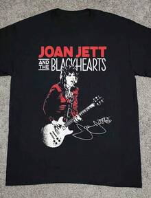 Camiseta unissex preta autografada por Joan Jett, estilo rock 'n' roll. Ideal para o verão e para o público feminino. - Preto - Ver 6