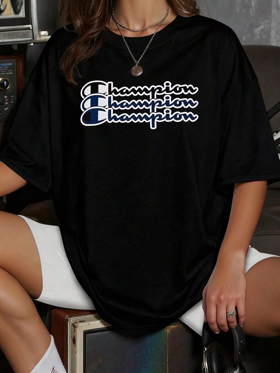 Texto con palabra champion" repetida en estilo deportivo que simboliza fuerza y superación personal camiseta para mujer cómoda y casual perfecta para uso diario - Negro - Ver 1