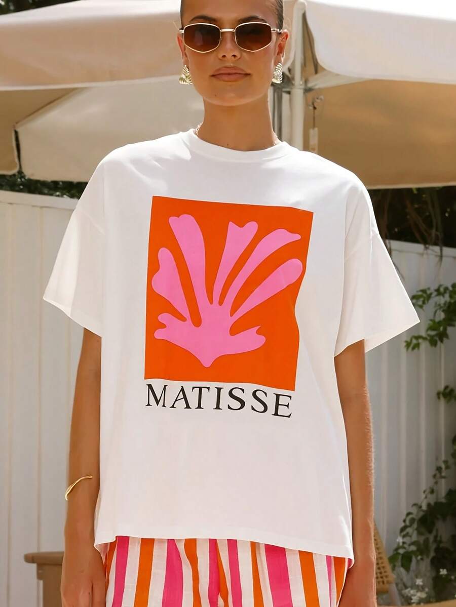 Camiseta de Mujer con Estampado Abstracto de Plantas y Letras Inspirada en Matisse - Estampado Artístico en Rosa y Naranja, Cuello Redondo Transpirable, Top de Verano, Lavable a Máquina, Camiseta Casual para Entusiastas del Arte, Camisetas para Damas, Top de Corte Relajado, Camiseta de Diseño Minimalista, Material No Transparente, Tela de Elasticidad Media, Camiseta de Manga Corta, Ropa Artística, Estética Moderna, Tela No Transparente, Atuendo para el Día a Día, Camiseta Ligera, Top Estampado, Camiseta de Algodón para Amantes de la Moda. - Blanco - Ver 1