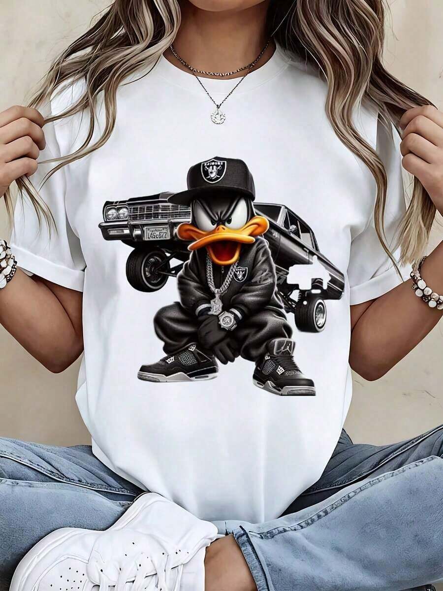Camiseta Warner Bros Cartoon Duck Estilo Urbano Blanca de Cuello Redondo y Manga Corta con Estampado Gráfico de Coche y Sombrero |   Diseño exquisito |   Suelto y cómodo |   Fácil de combinar | - Blanco - Ver 1