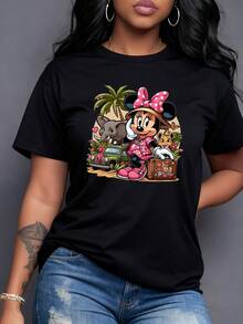 Aventura tropical con palmeras elefante y personaje alegre disfrutando del viaje en un entorno colorido con maleta y auto clásico camiseta para mujer blanca de corte cómodo ideal para lucir un estilo alegre - Negro - Ver 1
