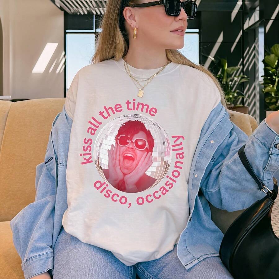 ® Harry Kiss All The Time, Disco Occasionally R Disco Ball T-Shirt - Crewneck Sweahirt, Available for Tee Pls DM220g heavyweight 100% cotton T-shirt. Butterfly print. Unisex sizing. Round neck inspirational T-shirt. Cute and beautiful Y2K-inspired summer top, perfect for the outdoors, home, work, or street wear. Casual, loose-fitting everyday T-shirt. - Blanco - Ver 1