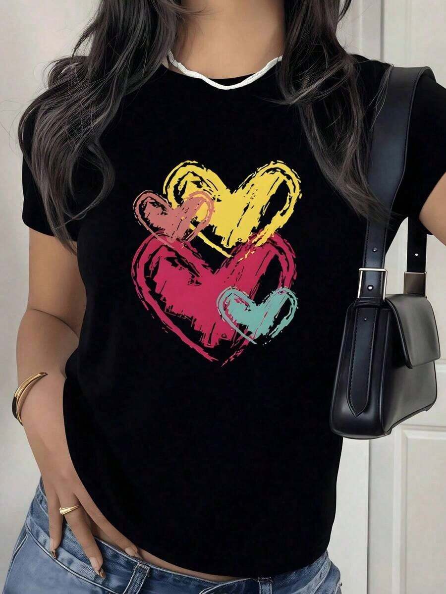 Short-Sleeved T-Shirt With A Colorful Graffiti Heart Print, Sketch Brushstroke Pattern, Romantic Casual Top With An Artistic Aesthetic. Suitable As A Gift. Women's T-Shirt. Elegant Blouses. Boho Chic. Exquisite Women's Printed Crew Neck T-Shirt, Ideal For Various Seasons, Perfect For Vacations, Travel, And Holidays. - 黑色 - 查看 1