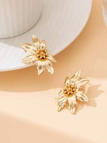 1 Pair Vintage French Style Elegant Gold Asymmetrical Floral Earrings, Suitable For Summer Beach Vacation - Yellow Gold - View 3