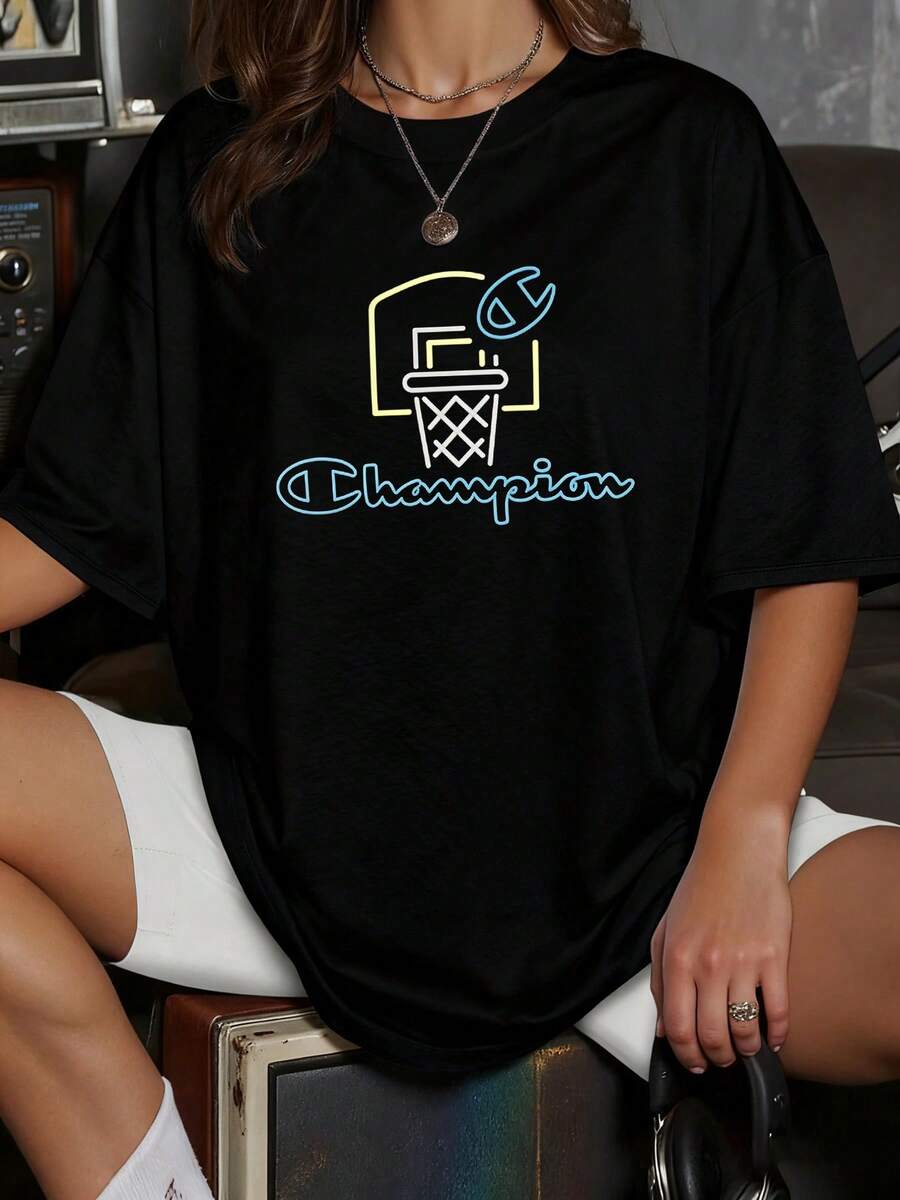 Motivo de balón entrando en aro iluminado simbolizando triunfo y energía deportiva con palabra champion resaltando fuerza y superación camiseta para mujer moderna y cómoda - Negro - Ver 1