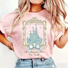 Camiseta Gráfica Coquette Magical Castle, Camiseta "El Lugar Talla Grande Feliz De La Tierra", Regalo De Cumpleaños, Camiseta De Algodón Puro Vintage De Alta Calidad Y Duradera, Camiseta De Algodón De Moda Y Cómoda Para Mujer, Adecuada Para Fines De Semana, Viajes, Compras, Actividades Al Aire Libre O Tiempo Libre, Tela Duradera Y De Alta Calidad Apta Para Todas Las Estaciones, Parte Superior De Moda, Tops Para Mujer Ropa Vintage, Ropa De Mujer, Tops De Mujer Vintage, Tops De Mujer, Blusas Lindas Para Mujer, Ropa De Mujer De Algodón, Zuecos De Mujer, Camisas De Halloween, Ropa De Verano Para Mujer, Ropa Casual Para Mujer, Tops Punk Occidentales, Ropa De Mujer Del Día De La Independencia, Ajuste , Ajuste De Vaquero, Ajuste Para Mujer, Ropa 100% De Algodón Y2k, Ropa Gótica Linda Para Mujer, Tops Vintage Para Mujer, Ropa Blanca, Ropa Gótica Retro Para Mujer, Moda Coreana, Camisas Para Mujer 100% Algodón, Camiseta De Cuello Redondo Cómoda 100% Algodón - 粉色 - 查看 3