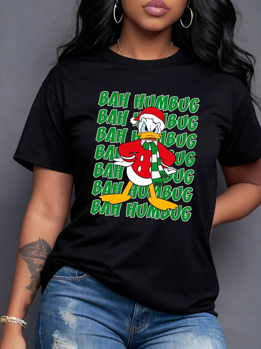 Pato navideño con bufanda verde y sombrero rojo mostrando un gesto gruñón acompañado del texto festivo Bah Humbug ideal para fiestas navideñas camiseta para mujer blanca casual - Negro - Ver 1