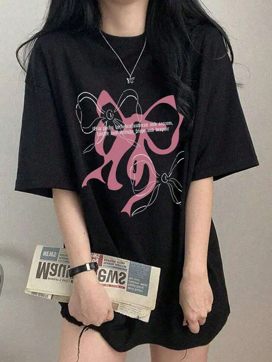 Camiseta de Mujer de Corte Holgado con Cuello Redondo y Manga Corta, Estampado de Letras y Lazos, Casual para Primavera/Verano, Negra Adecuado como regalo. playera de mujer. blusas>elegantes - Negro - Ver 1