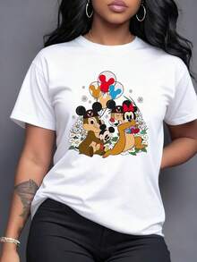 Personajes alegres y tiernos rodeados de flores blancas y globos de colores transmiten amistad y felicidad estampados en esta camiseta para mujer cómoda y moderna - Blanco - Ver 1