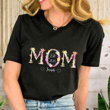 1 camisa floral personalizada para mamá con nombres, camisa de flores silvestres para mamá, camisa personalizada para mamá con nombres, camisa para el Día de la Madre, regalo personalizado para cumpleaños/Día de San Valentín/aniversario/Día de la Madre/festividades/vida cotidiana, 100% algodón, tallas S-2XL, transpirable y cómoda. - Negro - Ver 2