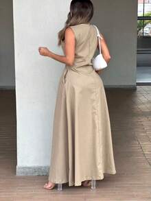 Đầm không tay nữ, thiết kế cài nút phía trước, xẻ tà, cổ cao hở lưng, xẻ tà cao đến đùi, dáng ôm, kiểu áo màu trơn, phù hợp đi làm, công sở, các dịp bán trang trọng, có thể giặt máy, thanh lịch mùa hè và mùa thu. - Màu Khaki - Xem 2