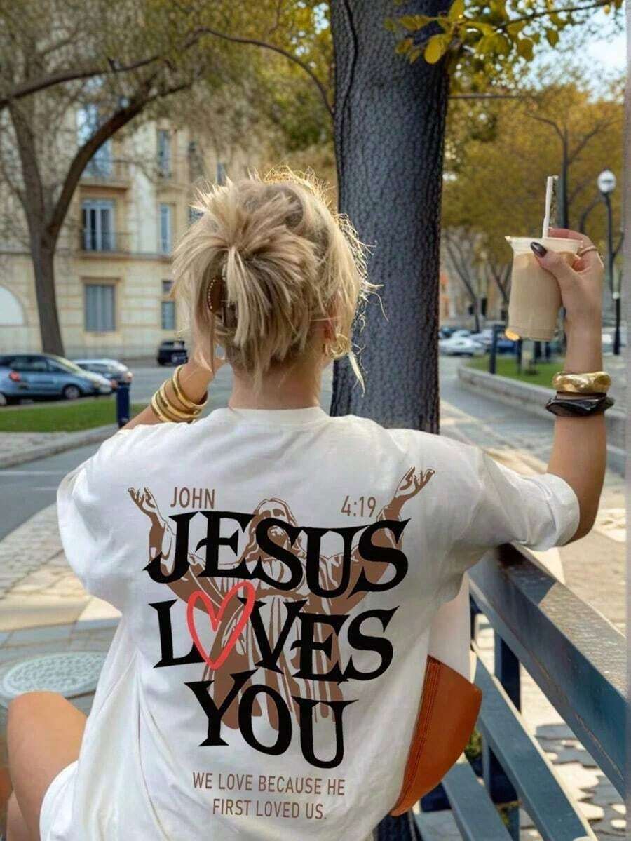 Camiseta de manga corta con cuello redondo y estampado de "Jesus Loves You" para mujer, estilo casual, adecuada para uso diario, color blanco, verano 2026 - Estilo vintage urbano, unisex, holgada, de algodón, con cuello redondo. Blusas para mujer. blusas.blusas casuales para dama. - Blanco - Ver 1