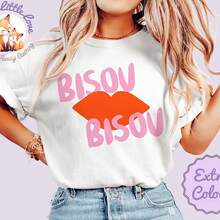 French Bisou  Shirt, French T-Shirt, Summer Vibes Tee, Shirt For French Lover, French Words Tee, Tomato Girl Tee, Vacation Tee220g heavyweight 100% cotton T-shirt. Butterfly print. Unisex sizing. Round neck inspirational T-shirt. Cute and beautiful Y2K-inspired summer top, perfect for the outdoors, home, work, or street wear. Casual, loose-fitting everyday T-shirt. - Blanco - Ver 1