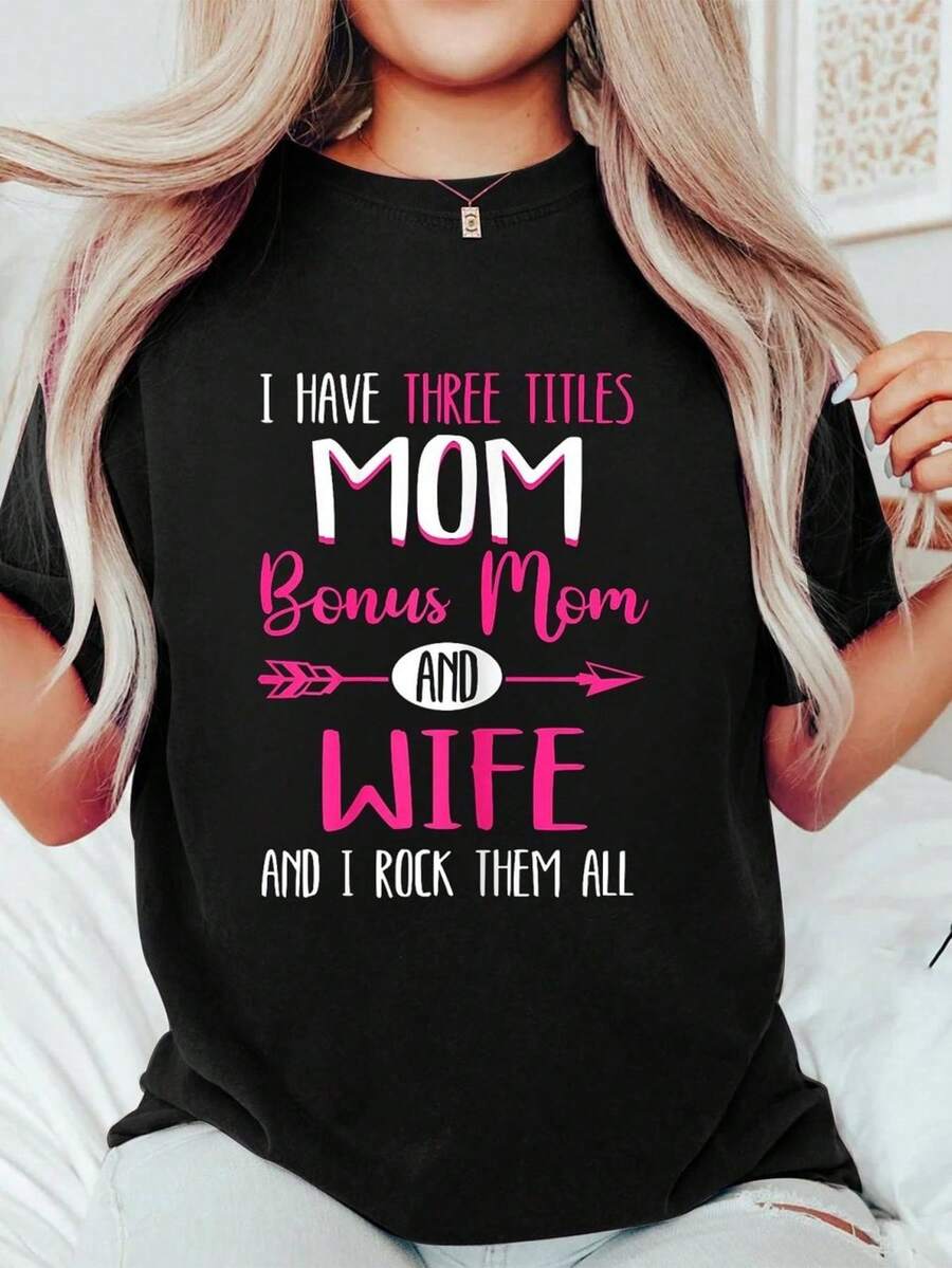 Camiseta estampada de talla grande para mujer, top casual negro de manga corta y cuello redondo, camiseta con estampado de frases divertidas para la familia, regalo para madre o esposa, corte holgado y cómodo. - Negro - Ver 1