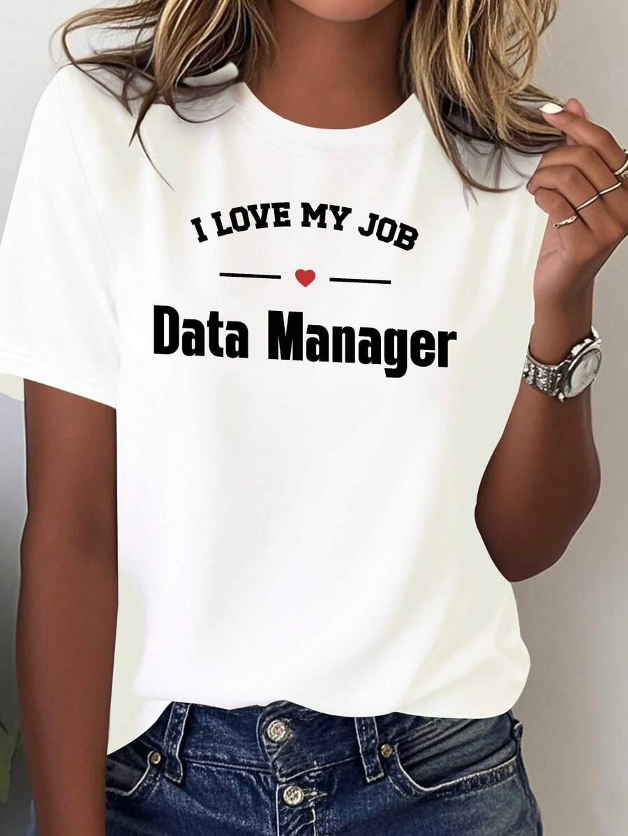 Trabo casual de gestión de datos con una cómoda camisetara mujer