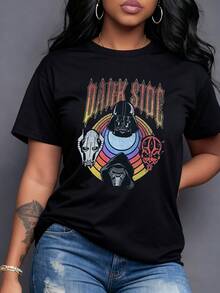 Figuras de máscaras misteriosas con fondo de arcoíris simbolizan poder oscuro y dualidad interior camiseta para mujer moderna con arte gráfico llamativo y efecto retro - Negro - Ver 1