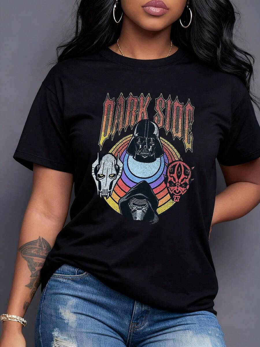 Figuras de máscaras misteriosas con fondo de arcoíris simbolizan poder oscuro y dualidad interior camiseta para mujer moderna con arte gráfico llamativo y efecto retro - Negro - Ver 1