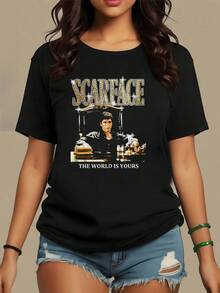 Texto que muestra una escena poderosa con una figura sentada frente a símbolos de lujo reflejando ambición y éxito mundial camiseta de mujer casual moderna ideal para combinar con jeans o faldas - Negro - Ver 1