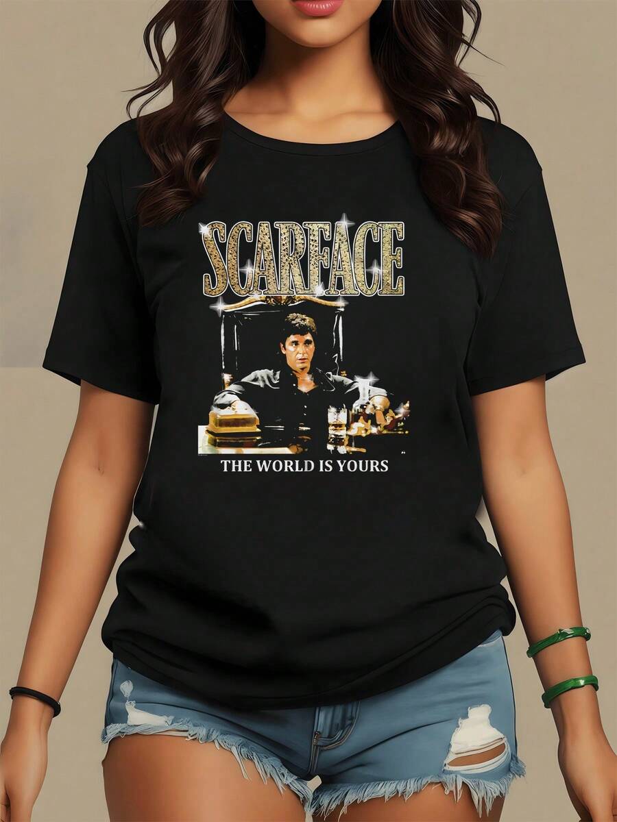 Texto que muestra una escena poderosa con una figura sentada frente a símbolos de lujo reflejando ambición y éxito mundial camiseta de mujer casual moderna ideal para combinar con jeans o faldas - Negro - Ver 1