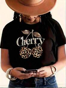 Colección Verano 2026, Camiseta Casual para Mujer - Diseño de Cerezas y Leopardo Naranja Brillante, Top para Uso Diario, Tejido de Poliéster Suave, Lavable a Máquina, Adecuado para Uso Diario y Fiestas, Estilo de Fin de Semana, Diseño Divertido, Camiseta de Manga Corta de Ajuste Cómodo, Imprescindible para Entusiastas de la Moda, Holgada y Cómoda para el Verano, Tallas 3-7XL, Envío Gratuito, En 24 Horas - Negro - Ver 7