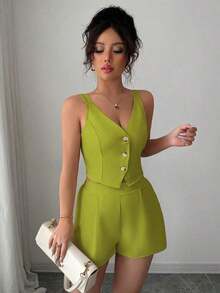Conjunto de 2 piezas para mujer compuesto por blusa top con abertura y botones delanteros en color liso estilo minimalista y casual + pantalones cortos - Amarillo - Ver 7