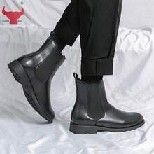 Giày bốt Chelsea nam Fighting Bull Retro Designer có thiết kế xỏ chân tiện lợi và mũi nhọn thanh lịch. Đôi bốt cổ trung sang trọng này được chế tác từ chất liệu da thật mềm mại, được lựa chọn kỹ lưỡng. Lý tưởng cho những dịp công sở trang trọng, chúng cũng phù hợp để mang hàng ngày đến văn phòng, dự tiệc và những buổi đi chơi thông thường. - màu đen - Xem 6