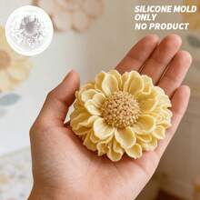 这款精致的雏菊造型模具，花瓣层叠，花心饱满，采用可重复使用的硅胶材质，易于脱模。适用于制作香薰石、树脂工艺品等。无论是日常香氛还是温馨时刻，都是一份舒缓的礼物；同时也是DIY家居装饰的清新之选，为室内空间增添温暖治愈的氛围。 - 溫菊模具 - 查看 4