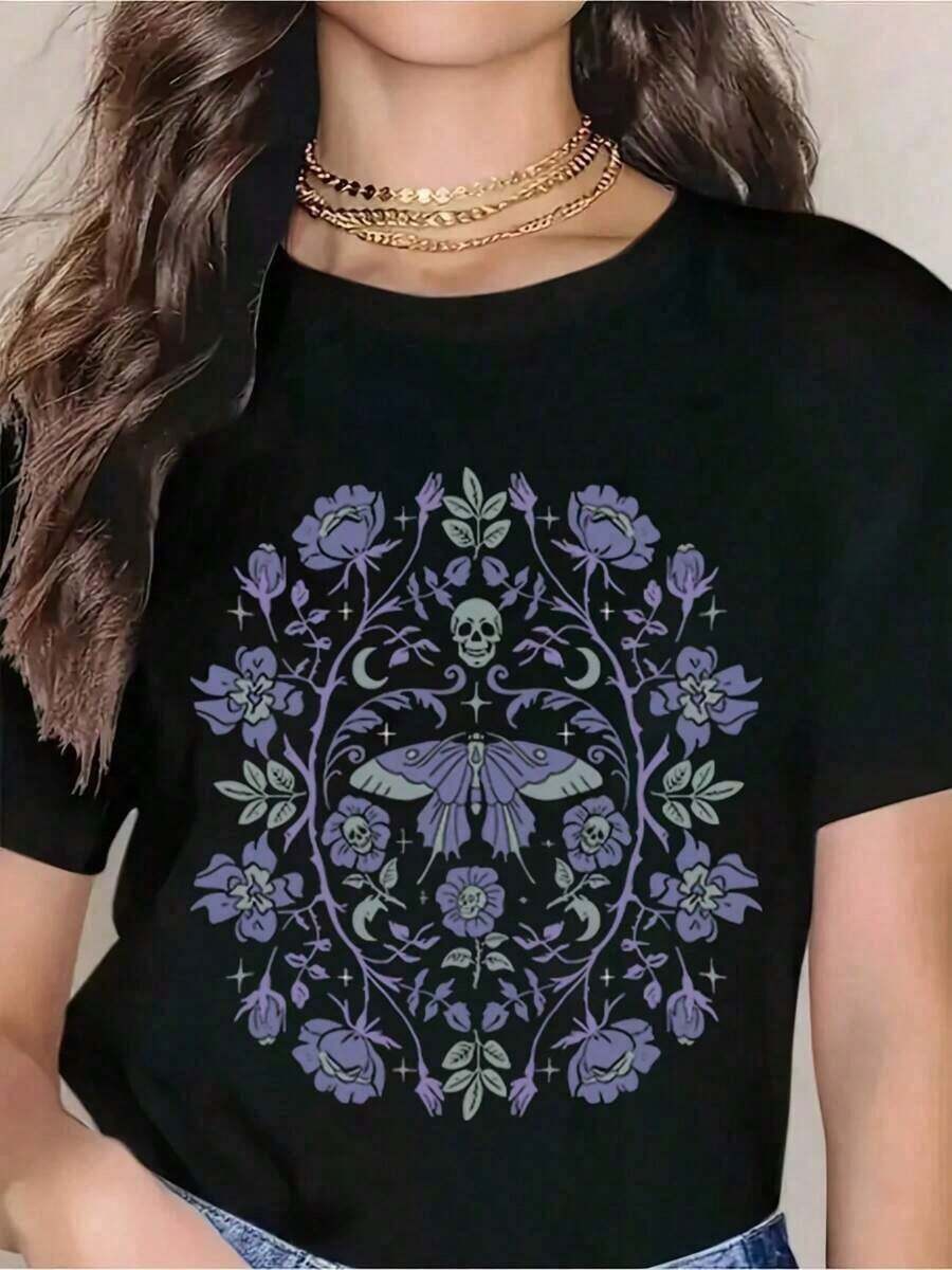 Camiseta Gótica Negra con Diseño Floral de Calaveras y Polillas, Estampado Morado, Cuello Redondo, Manga Corta, Camiseta Gráfica de Moda Unisex para Uso Diario en el Campus de Mujeres y Hombres |   Diseño exquisito |   Suelto y cómodo |   Fácil de combinar | - Negro - Ver 1