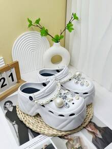 女士EVA防滑软厚底凉鞋，饰有卡通配件，适合度假、休闲聚会、室内外各种场合，提供时尚舒适的穿着体验。 - 白色 - 查看 5