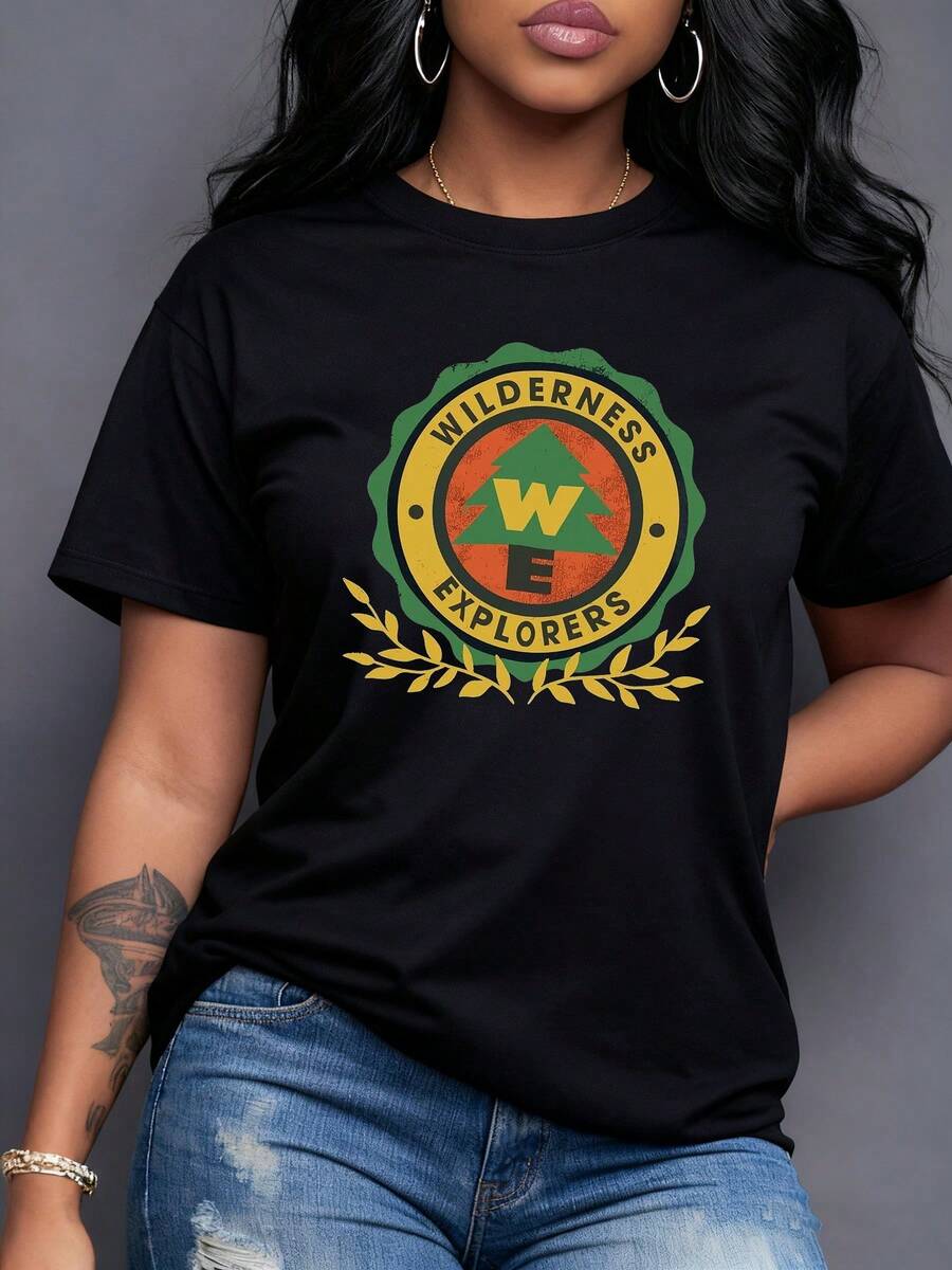 Circular Symbol With Green Tree And Lettering That Evokes Adventure, Exploration And Natural Connection, Inspiring Freedom In Wild Landscapes. Comfortable And Modern Women's T-Shirt - 黑色 - 查看 1