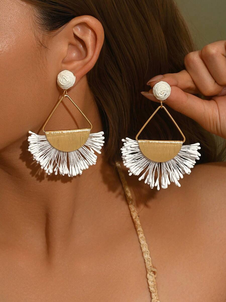 1 Pair Handmade Woven Raffia White Fan-Shaped Earrings, Fresh Beach Style, Fashionable Unique Geometric Raffia Pendant Earrings Suitable For Women's Daily, Vacation, And Party Wear - White - View 1