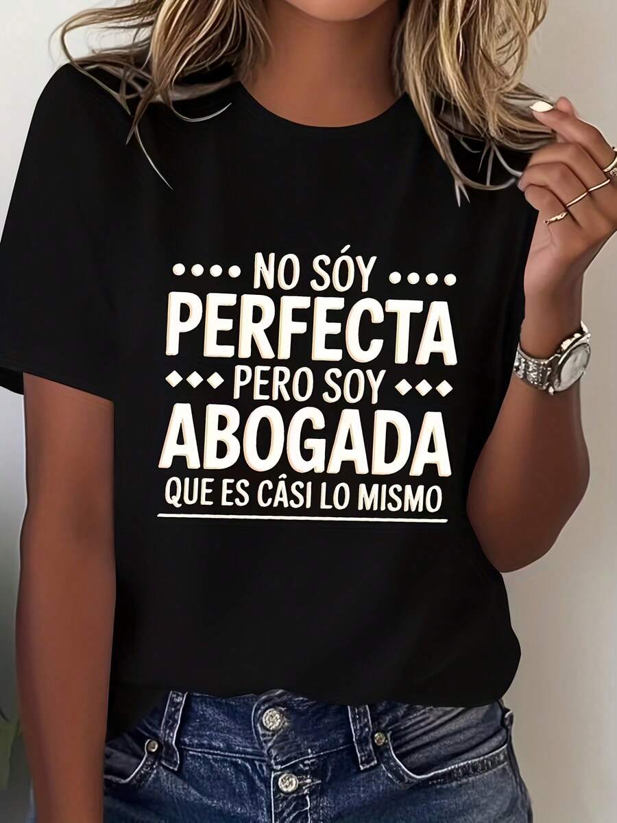 Una camiseta divertida para mujer con una cita de un abogado español: diseño "No soy perfecto", ajuste cómodo, cuello redondo informal, suave, adecuada para uso casual, ropa con un toque de humor.| Camiseta con Texto Divertido| Ajuste cómodo, camiseta de mujer - Negro - Ver 1