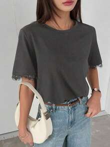 Camiseta de mujer de cuello redondo con encaje de contraste, de manga corta y holgada, para uso casual diario en verano, de vestir informal para mujeres - Gris - Ver 3