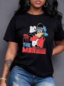 Figura colorida que muestra un personaje divertido levantando una gorra azul con actitud confiada sobre letras grandes y líneas rojas que transmiten energía juvenil y un espíritu libre perfecta para expresar alegría y vitalidad camiseta para mujer casual moderna - Negro - Ver 1
