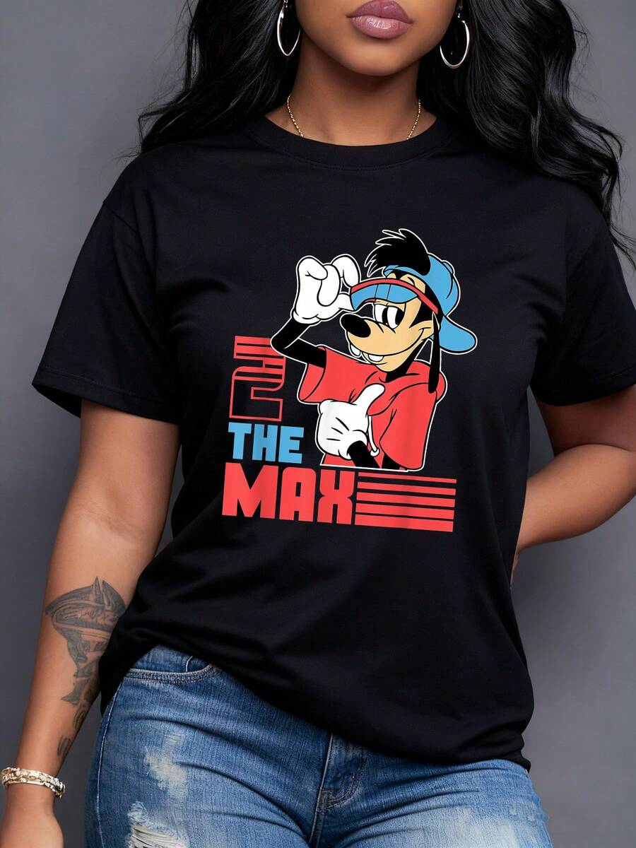 Figura colorida que muestra un personaje divertido levantando una gorra azul con actitud confiada sobre letras grandes y líneas rojas que transmiten energía juvenil y un espíritu libre perfecta para expresar alegría y vitalidad camiseta para mujer casual moderna - Negro - Ver 1