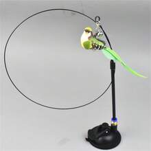 Vara interactiva para gatos con varillas dobles largas y base con ventosa fuerte, juguete de mano para gatos con plumas artificiales en rojo/verde, hecho de poliéster apto para gatitos y gatos adultos para jugar en interiores y exteriores - Ver 10