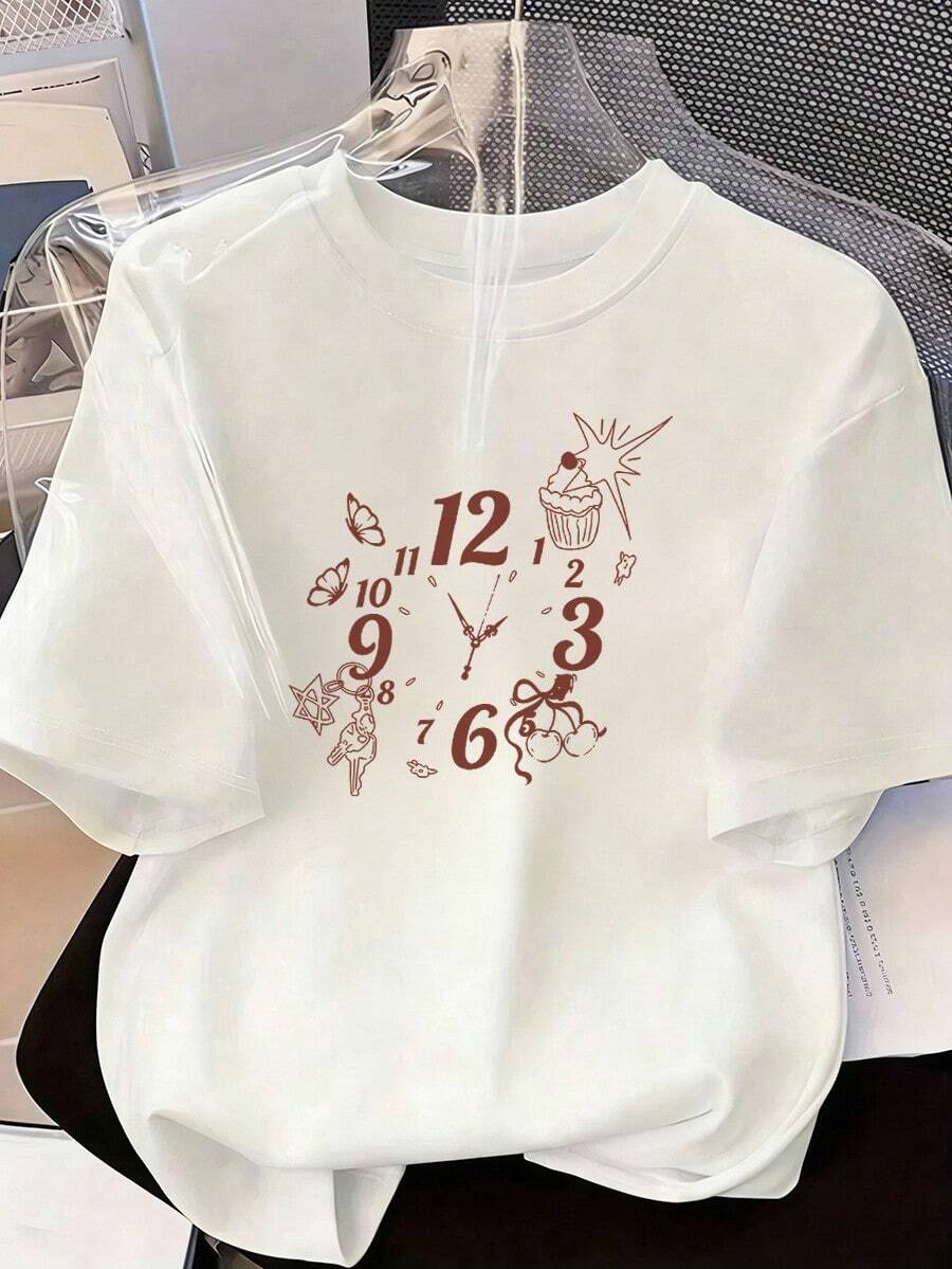 Camiseta de Manga Corta con Reloj y Detalles de Cupcake y Conejo,Camiseta de manga corta de moda para primavera y verano de 2026, hecha en México, 180 gramos. Estampado de dibujos animados, modelo de pareja, apta para uso interior o exterior. Cuello redondo, unisex, ideal para oficina y ocio. Paquete de una pieza. - WH-P631577SLNDXZGY406 - Ver 1