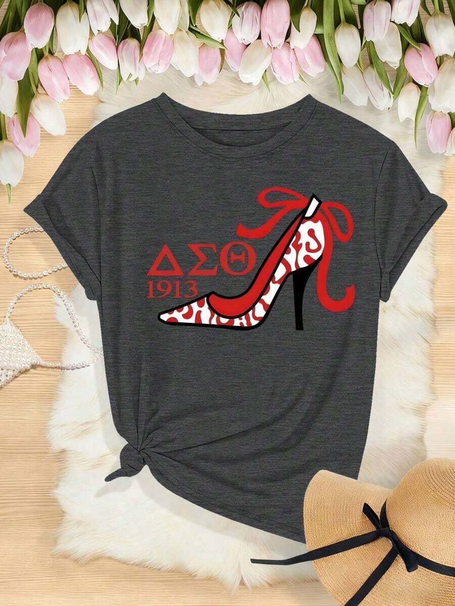 Camiseta de manga larga para mujer con estampado de hermandad universitaria, estilo navideño, top casual de manga larga con cuello redondo, que presenta la letra griega negra de la organización Delta-Sigma-Theta, vida universitaria griega, fraternidad, sororidad, Divine Nine, atuendos de Pascua de 1913 para mujer, atuendos de regalo para el Día de la Madre, ropa de la Copa del Mundo, atuendo para fiesta de fútbol, atuendo para el día del juego, camiseta extragrande unisex de fútbol de EE. UU., atuendos de verano para mujer. - Blanco - Ver 1