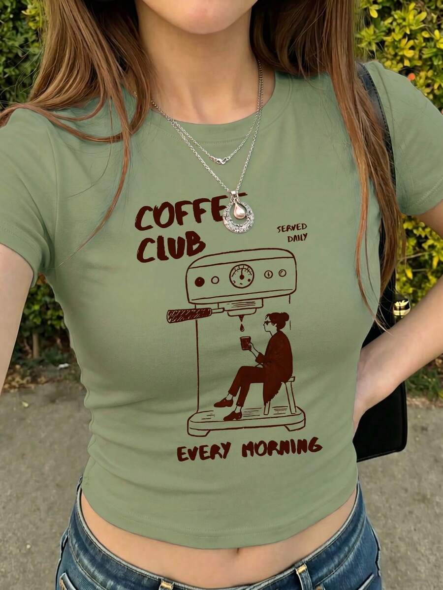 女士短袖露脐T恤一件装 - “Coffee Club Every Morning” 和咖啡机图案印花，简约咖啡爱好者美学，柔软透气的圆领露脐上衣，适合咖啡约会、通勤、周末早午餐等休闲夏季穿着。