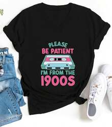 Por favor, sea paciente, soy de los años 1900. Camiseta con gráficos vintage, camisetas estilo country de los 90, camisetas de manga corta con cuello en V. - Negro - Ver 4