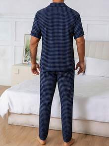 Set pigiama casual da uomo a 2 pezzi con camicia a maniche corte e pantaloni a stampa quadri, abbigliamento comodo per la casa, adatto per primavera/estate - Multicolore - Visualizzare 2