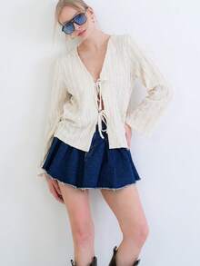 Blusa de manga comprida texturizada com fecho frontal e modelagem solta. Com tecido leve, esta peça fácil de combinar traz um toque moderno e elegante aos looks do dia a dia. - Damasco - Ver 2