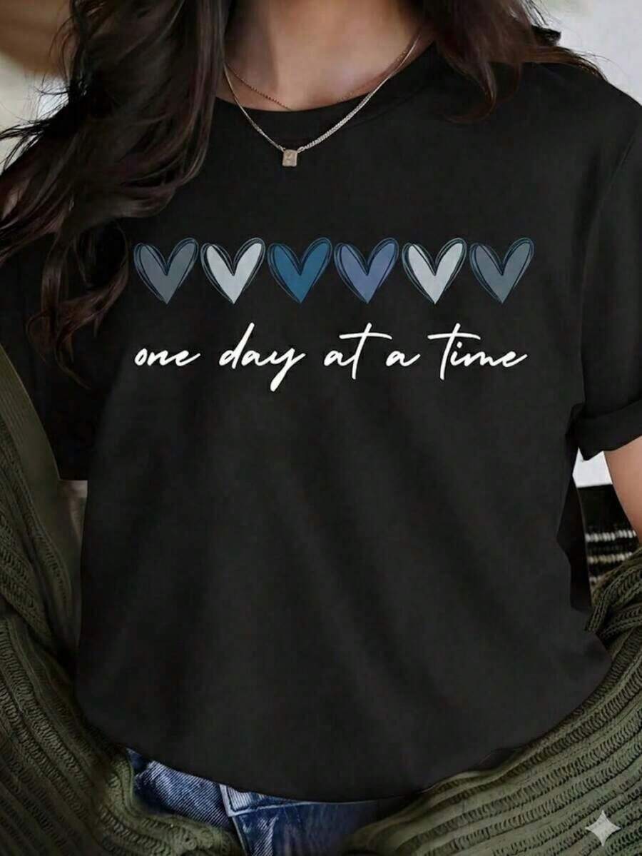 Women's White T-Shirt With Blue Gradient Hearts, Short Sleeve Motivational T-Shirt With "One Day At A Time" Phrase, Mental Health And Peace Aesthetic Top, Minimalist Casual Blouse For Everyday Wear RJJM - 黑色 - 查看 1