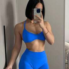Sujetador tipo camiseta popular, sujetador deportivo sin espalda con tirantes finos para mujer, con soporte ligero, top corto para gimnasio, sujetador de yoga sin costuras con almohadilla plisada, primavera - azul real - Ver 6