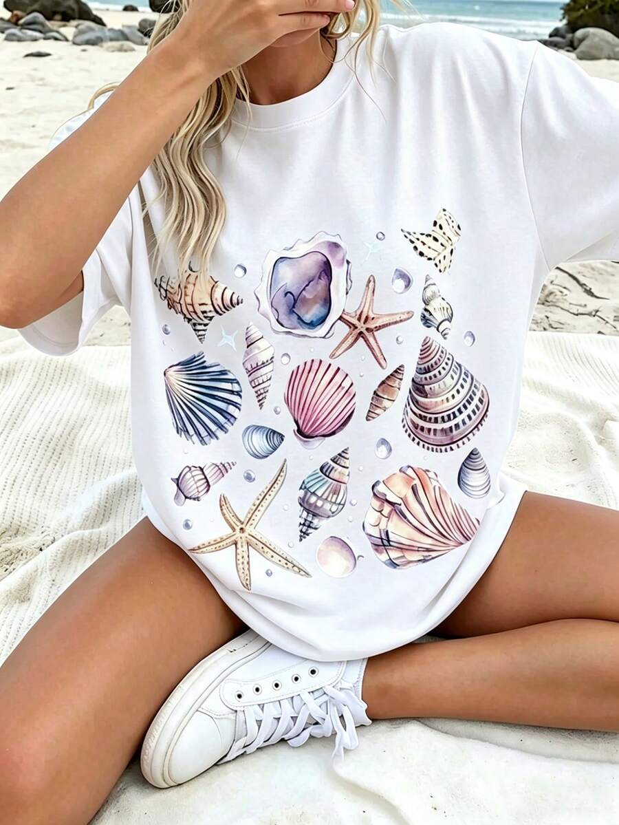 Coastal Aesthetic Seashell Graphic Tee, Watercolor Beach Print T-Shirt, Casual Ocean Vibe Short Sleeve, Trendy Summer Vacation Top - Blanco - Ver 1