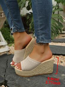 Chinelo feminino de plataforma com sola grossa, modelo Primavera/Verão 2026. Confortável, respirável e ideal para praia, festas, eventos punk, férias e moda avant-garde. Perfeito para o dia a dia, férias, casamentos, viagens a trabalho, eventos corporativos, festivais, férias, festas universitárias e para o escritório. - Bege - Ver 4